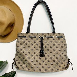 dooney & bourke | signature tassel tote brown tan logo